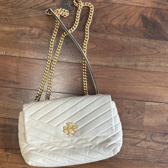 Tory Burch Quilted Cream Shoulder Bag with Gold Chain - Picture 3 of 11